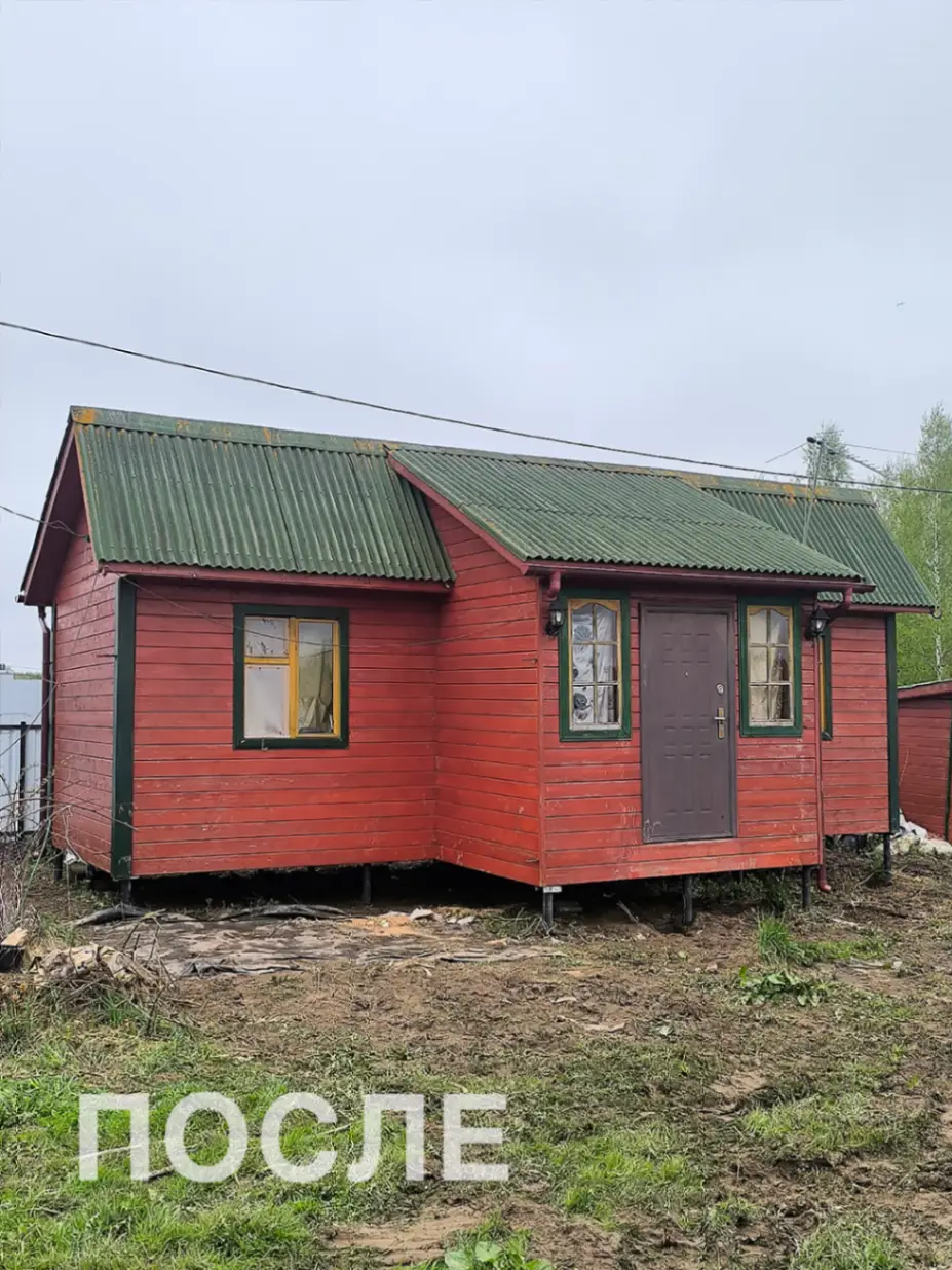 Деревянный дом после завершения переноса — вид после работ Вид после переноса деревянного дома на новое пятно застройки