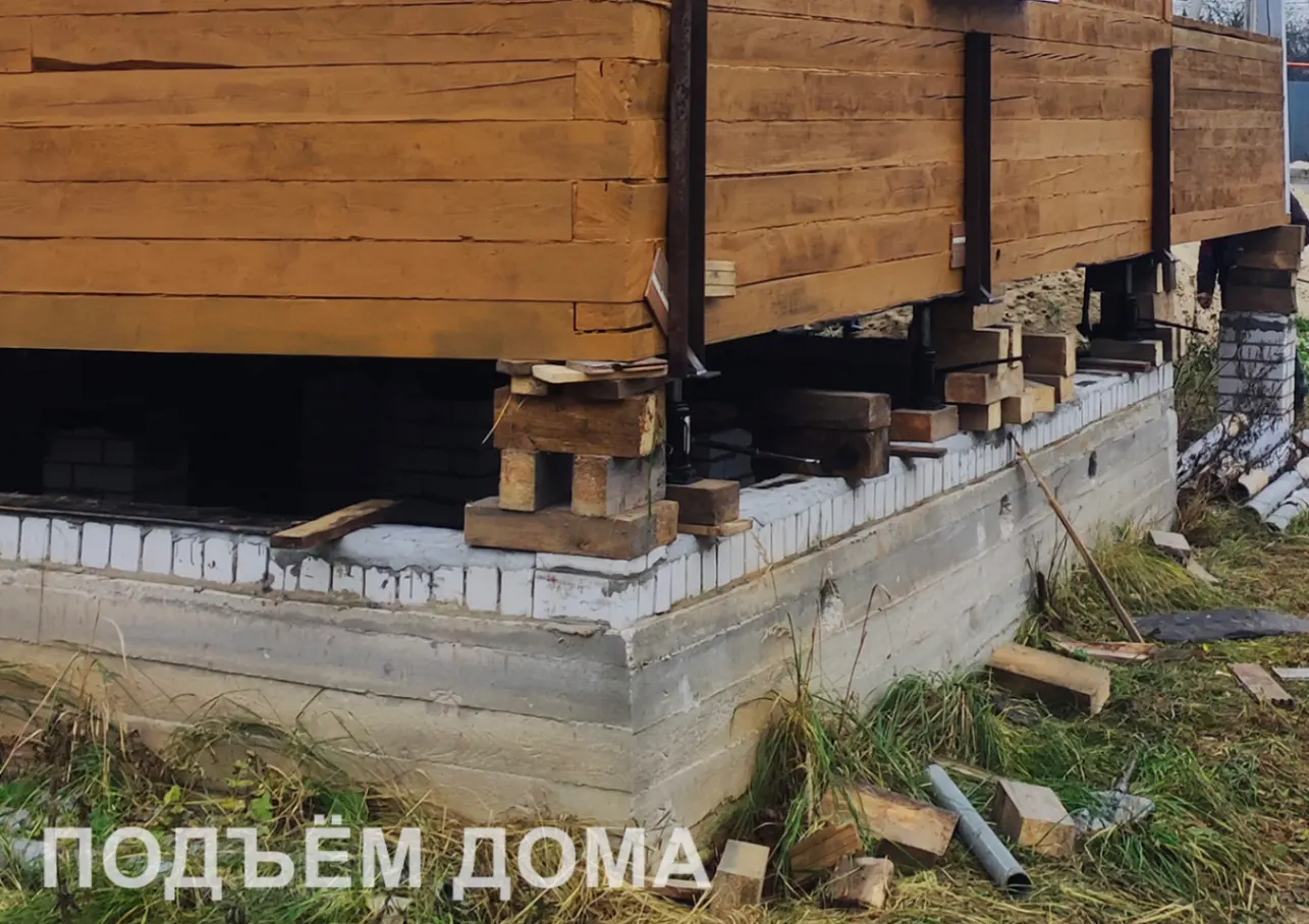 Усиление венцов перед подъёмом — брусовой дом 8×8 м Усиление нижнего венца брусового дома перед подъёмом — д. Литвиново