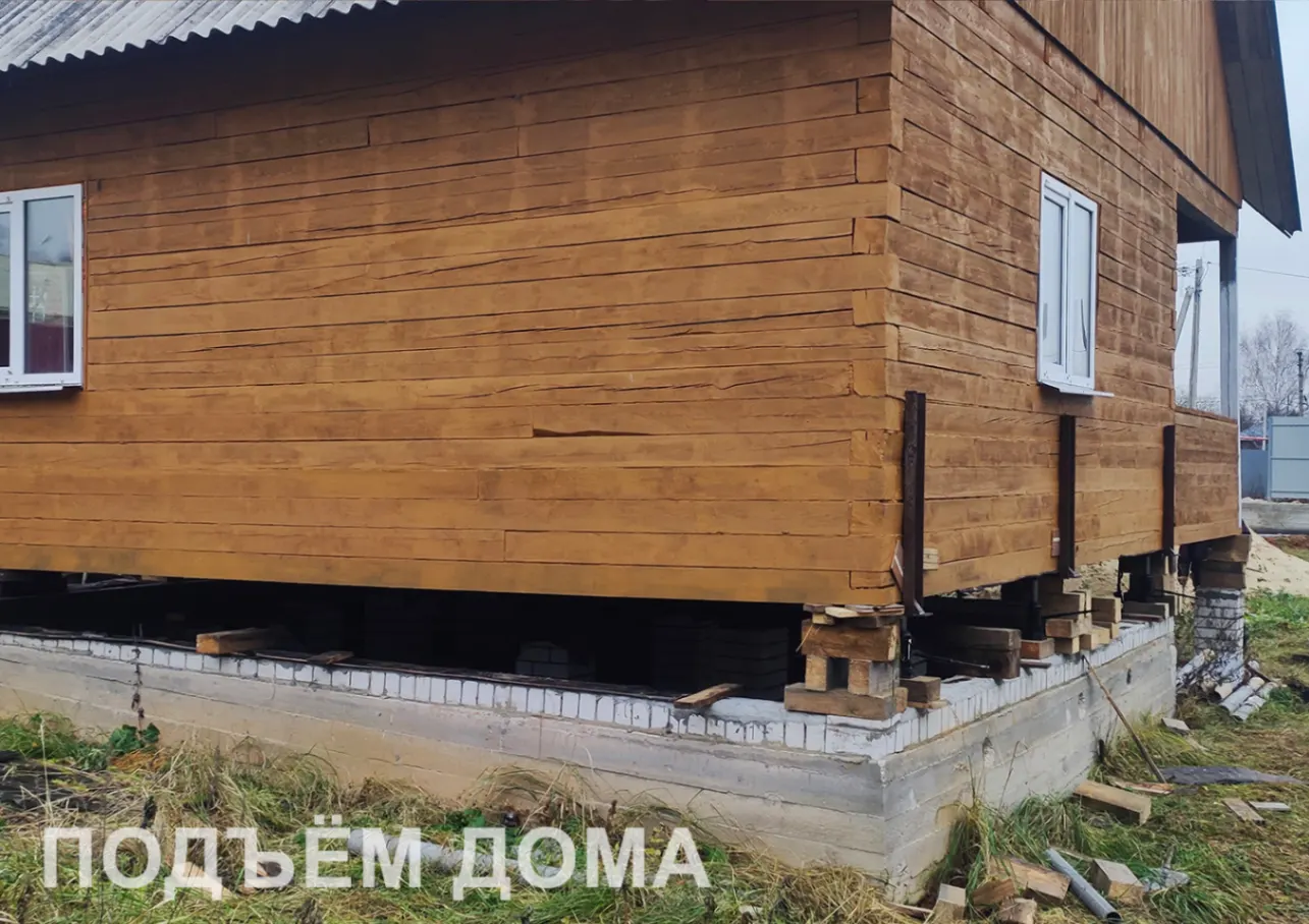 Дом на опорах при демонтаже старого основания — Литвиново Брусовой дом 8×8 м на временных опорах во время замены фундамента — д. Литвиново