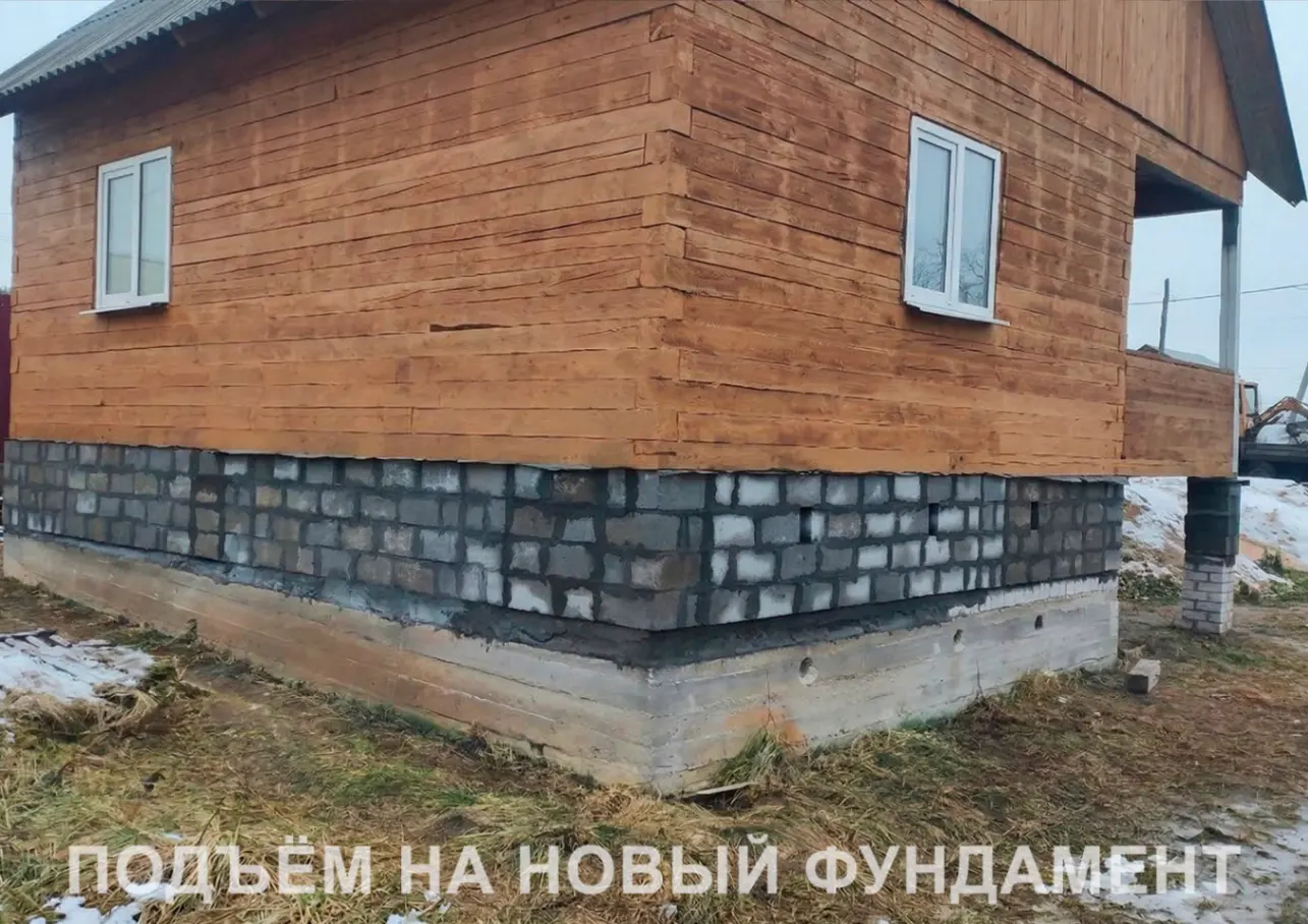 Брусовой дом после замены фундамента — д. Литвиново Брусовой дом 8×8 м после замены фундамента — вид сбоку, д. Литвиново